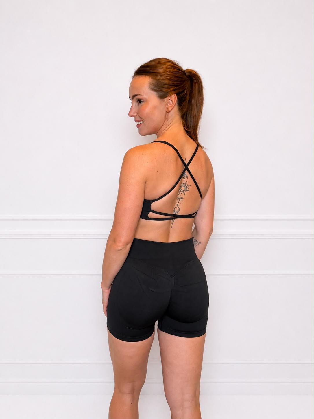 UNVØLV Short Scrunch – VELA BLACK